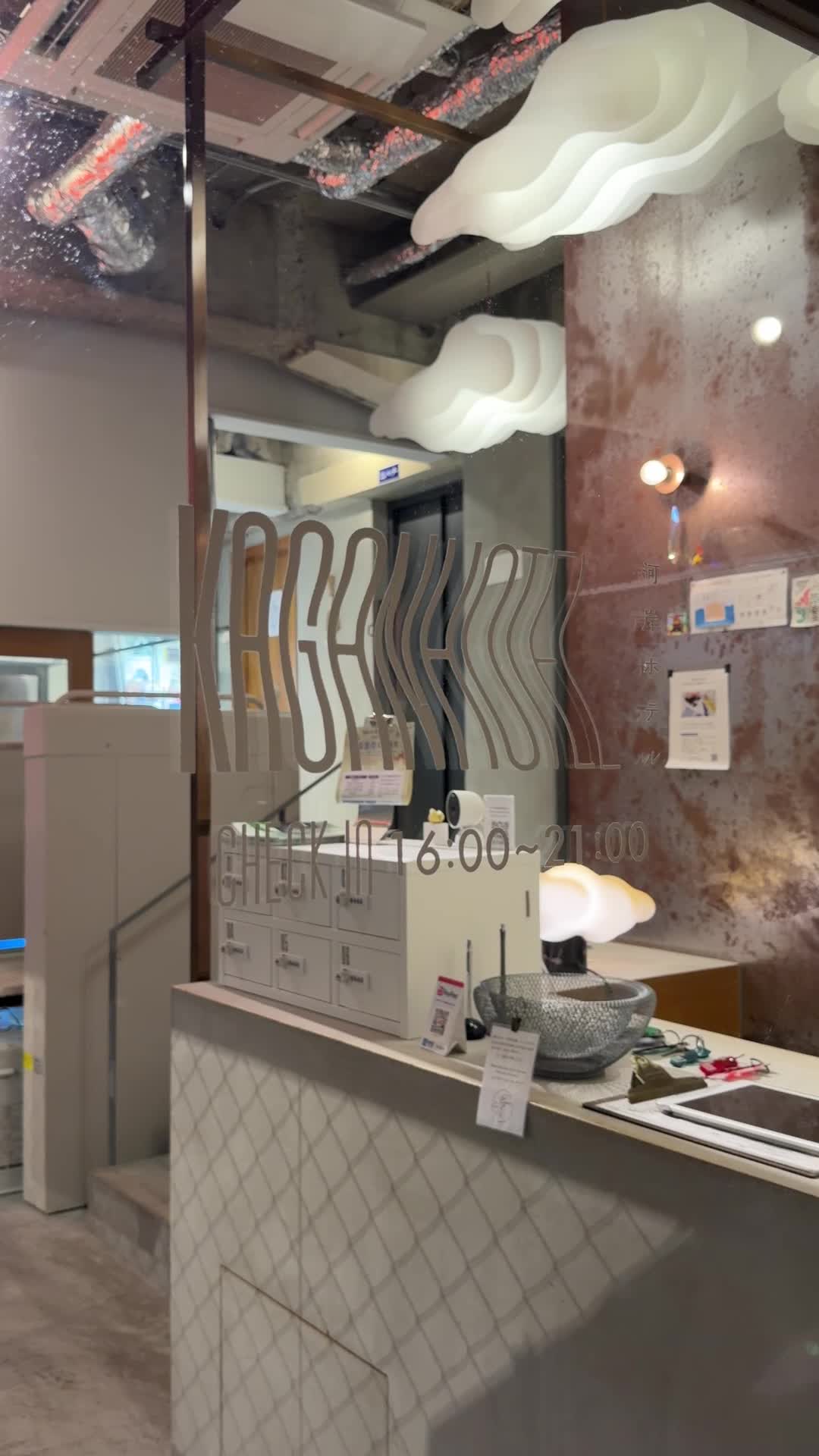 KAGANHOTELのロゴと受付カウンター